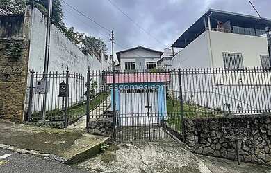 Imagem: A casa possui 4 Dormitórios, 2 Banheiros, 2 Vagas na garagem