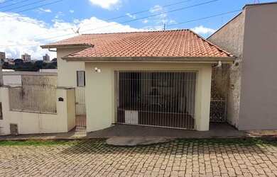 Imagem: A casa possui 3 Dormitórios, 1 Banheiro, 1 Vaga na garagem