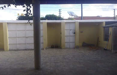 Imagem: A casa possui 3 Dormitórios, 2 Banheiros, 1 Vaga na garagem