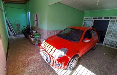 Imagem: A casa possui 2 Dormitórios e 1 Banheiro e está localizado