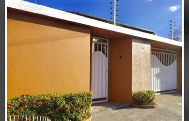 Imagem: A casa possui 3 Dormitórios, 2 Banheiros, 2 Vagas na garagem