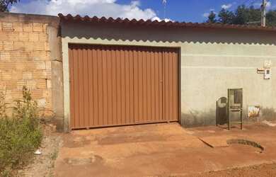 Imagem: A casa possui 2 Dormitórios, 1 Banheiro, 2 Vagas na garagem