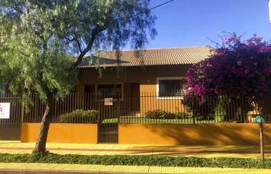 Imagem: A casa possui 4 Dormitórios, 4 Banheiros, 2 Vagas na garagem