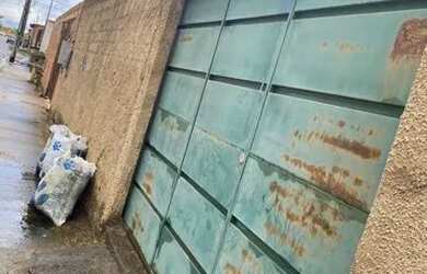 Imagem: A casa possui 2 Dormitórios, 1 Banheiro, 1 Vaga na garagem