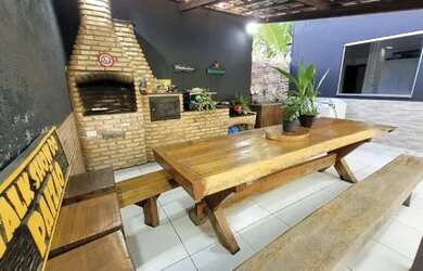 Imagem: A casa possui 3 Dormitórios, 2 Banheiros, 2 Vagas na garagem