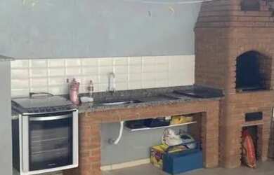 Imagem: A casa possui 2 Dormitórios, 1 Banheiro, 2 Vagas na garagem