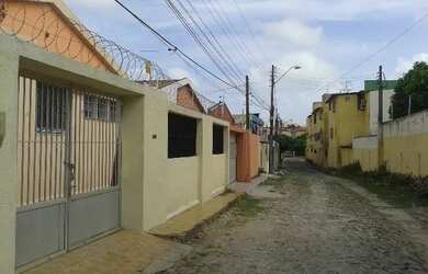 Imagem: A casa possui 3 Dormitórios, 3 Banheiros, 1 Vaga na garagem