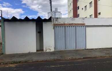 Imagem: A casa possui 1 Dormitório, 1 Banheiro, 1 Vaga na garagem