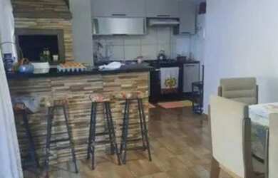 Imagem: A casa possui 2 Dormitórios, 1 Banheiro, 2 Vagas na garagem