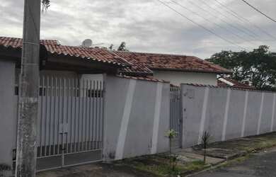 Imagem: A casa possui 2 Dormitórios, 1 Banheiro, 2 Vagas na garagem