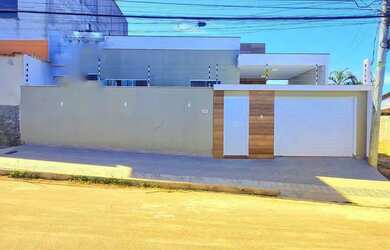 Imagem: A casa possui 2 Dormitórios, 1 Banheiro, 1 Vaga na garagem