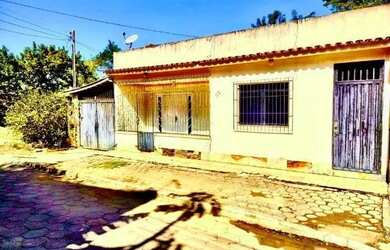 Imagem: A casa possui 3 Dormitórios, 2 Banheiros, 2 Vagas na garagem