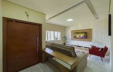 Imagem: A casa possui 4 Dormitórios, 3 Banheiros, 2 Vagas na garagem