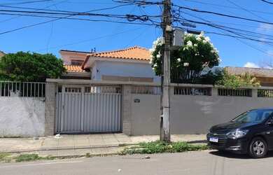 Imagem: A casa possui 5 Dormitórios, 5 Banheiros, 4 Vagas na garagem