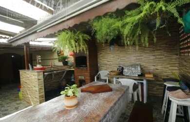 Imagem: A casa possui 5 Dormitórios, 5 Banheiros, 2 Vagas na garagem