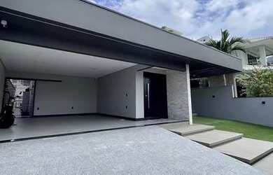 Imagem: A casa possui 3 Dormitórios, 2 Banheiros, 229m² de Área