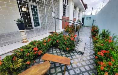 Imagem: A casa possui 5 Dormitórios, 3 Banheiros, 4 Vagas na garagem