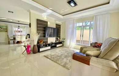 Imagem: A casa em condomínio possui 4 Dormitórios, 3 Banheiros, 5