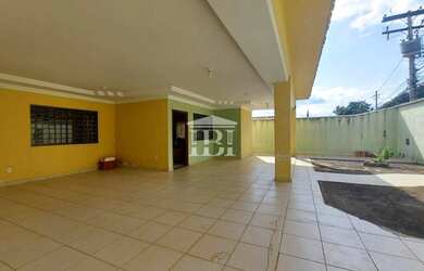 Imagem: A casa possui 3 Dormitórios, 5 Banheiros, 4 Vagas na garagem