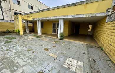 Imagem: A casa possui 4 Dormitórios, 3 Banheiros, 4 Vagas na garagem