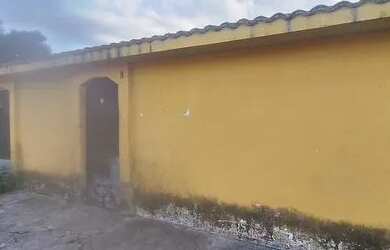 Imagem: A casa possui 2 Dormitórios, 1 Banheiro, 2 Vagas na garagem