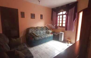 Imagem: A casa possui 2 Dormitórios, 2 Banheiros, 2 Vagas na garagem