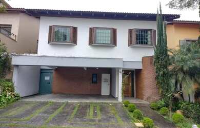 Imagem: A casa possui 4 Dormitórios, 5 Banheiros, 4 Vagas na garagem