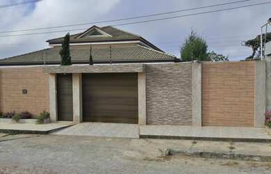 Imagem: A casa possui 4 Dormitórios, 4 Banheiros, 5 Vagas na garagem