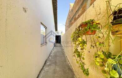 Imagem: A casa possui 2 Dormitórios, 2 Banheiros, 2 Vagas na garagem