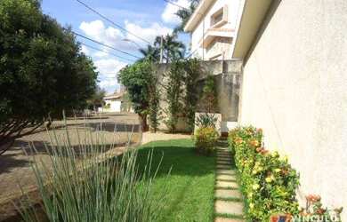 Imagem: A casa possui 3 Dormitórios, 2 Banheiros, 4 Vagas na garagem