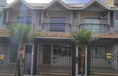 Imagem: A casa possui 3 Dormitórios, 2 Banheiros, 1 Vaga na garagem