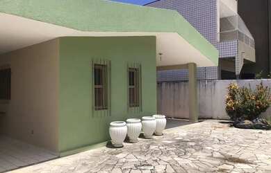 Imagem: A casa possui 3 Dormitórios, 2 Banheiros, 2 Vagas na garagem