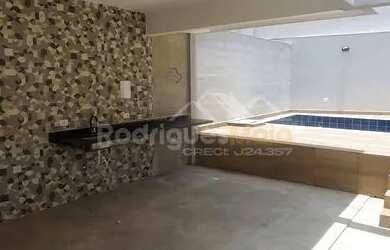 Imagem: A casa possui 3 Dormitórios, 1 Banheiro, 2 Vagas na garagem