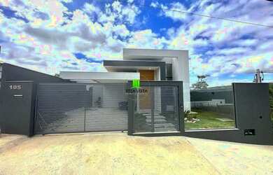 Imagem: A casa possui 3 Dormitórios, 3 Banheiros, 4 Vagas na garagem