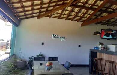 Imagem: A casa possui 3 Dormitórios, 2 Banheiros, 2 Vagas na garagem