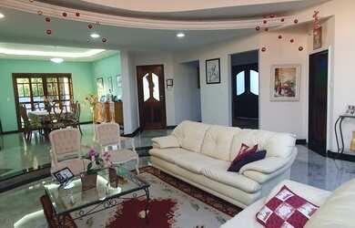 Imagem: A casa possui 4 Dormitórios, 3 Banheiros, 5 Vagas na garagem