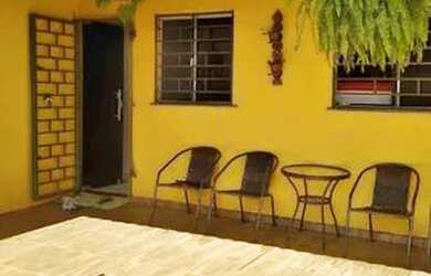 Imagem: A casa possui 2 Dormitórios, 1 Banheiro e 4 Vagas na garagem