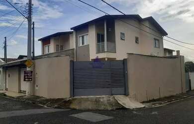 Imagem: A casa possui 3 Dormitórios, 3 Banheiros, 2 Vagas na garagem