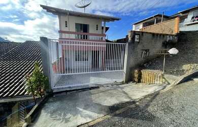 Imagem: A casa possui 2 Dormitórios, 2 Banheiros, 2 Vagas na garagem