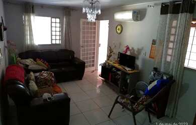 Imagem: A casa possui 3 Dormitórios, 2 Banheiros, 3 Vagas na garagem