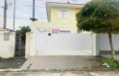 Imagem: A casa possui 3 Dormitórios, 1 Banheiro, 2 Vagas na garagem