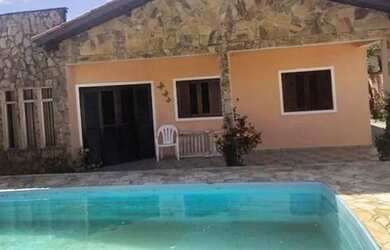 Imagem: A casa possui 3 Dormitórios, 2 Banheiros, 2 Vagas na garagem