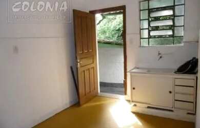 Imagem: A casa possui 2 Dormitórios, 1 Banheiro, 2 Vagas na garagem