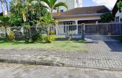 Imagem: A casa possui 3 Dormitórios, 2 Banheiros, 1 Vaga na garagem