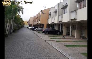 Imagem: A casa possui 3 Dormitórios, 2 Banheiros, 2 Vagas na garagem