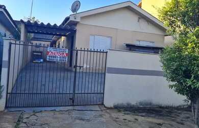 Imagem: A casa possui 3 Dormitórios, 1 Banheiro, 2 Vagas na garagem