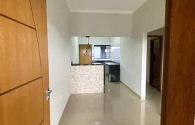 Imagem: A casa possui 2 Dormitórios, 1 Banheiro, 1 Vaga na garagem