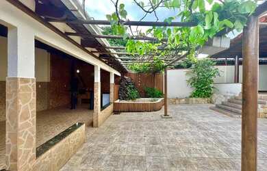 Imagem: A casa possui 3 Dormitórios, 1 Banheiro, 2 Vagas na garagem