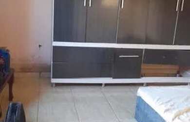 Imagem: A casa possui 2 Dormitórios, 1 Banheiro, 2 Vagas na garagem