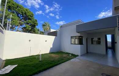Imagem: A casa possui 3 Dormitórios, 2 Banheiros, 2 Vagas na garagem